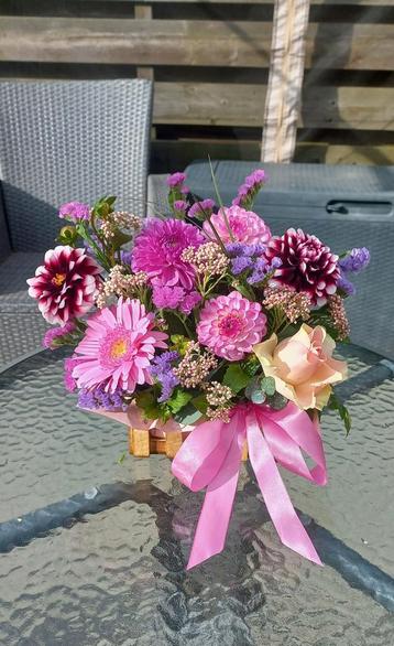 Verse bloemen met pot beschikbaar voor biedingen