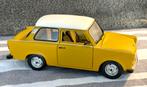Trabant 601 Sedan model 1:18 - mosterd met wit dak, Ophalen of Verzenden, Zo goed als nieuw, Overige merken