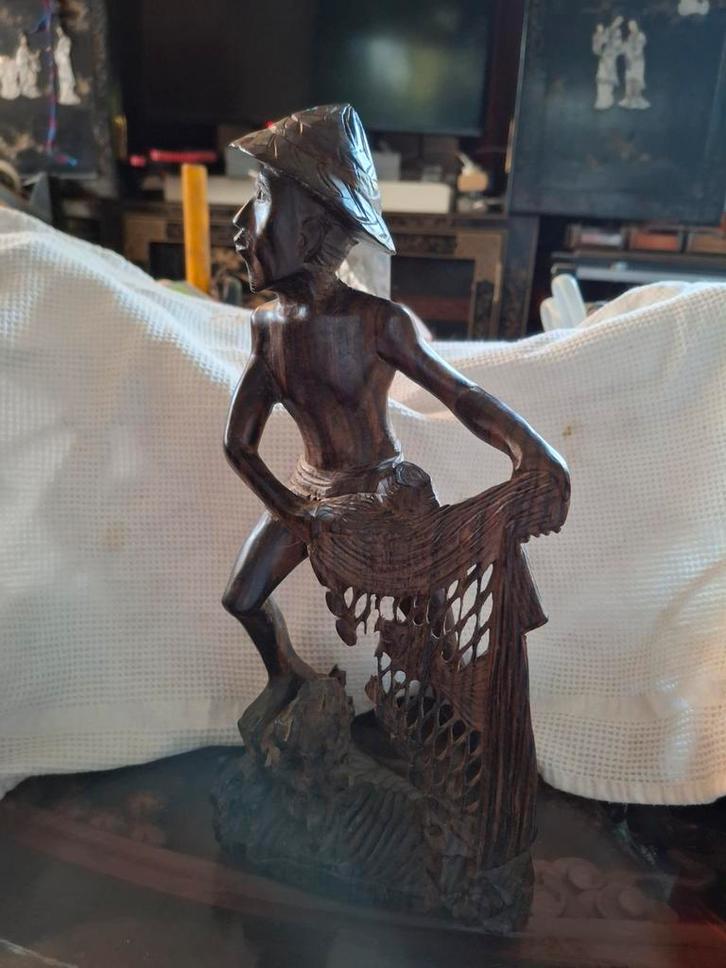 Balinees Houten Beeldje Visser met Net, Antiek en Kunst, Kunst | Beelden en Houtsnijwerken, Ophalen of Verzenden