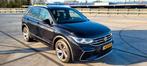 2021 Zwart tiguan RLINE DSGAUTOM PANO DAK dealer onderhouden, Auto's, Automaat, 1800 kg, Zwart, 1395 cc