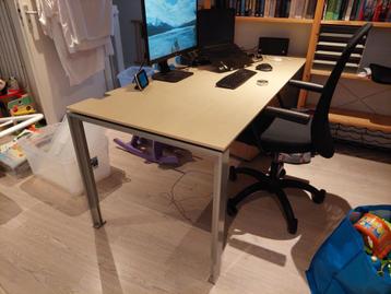 In hoogte verstelbaar bureau | 180bx80d | met kabelgoot