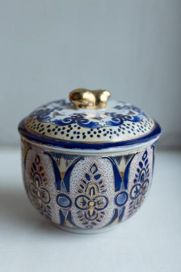 Chinese pot prachtig gedecoreerd met goud en blauw beschikbaar voor biedingen