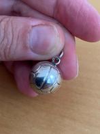 Echt Zilver Kettinghanger voetbal met zwaardje zgan, Overige voorstellingen, Ophalen of Verzenden, Zo goed als nieuw, Zilver