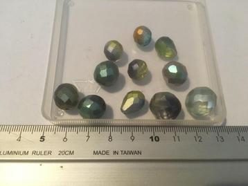 Glazen facetkralen bont-groen beschikbaar voor biedingen