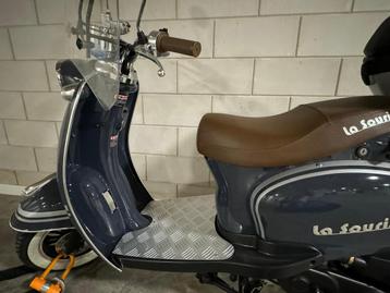 Scooter zgan beschikbaar voor biedingen