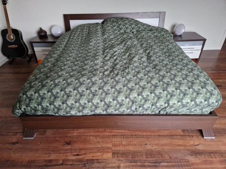 Bed 2-persoons + 2 lattenbodems + 2 bijpassende nachtkastjes, Huis en Inrichting, Slaapkamer | Bedden, Gebruikt, Tweepersoons