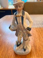 Porceleinen beeldje van jongeman met mandje, Ophalen of Verzenden, Zo goed als nieuw, Mens