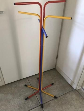 Prachtig kleurrijke kapstok Memphis style Ikea. beschikbaar voor biedingen