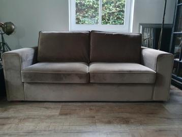 Bank 2.5 zits kleur taupe, stof velours. beschikbaar voor biedingen