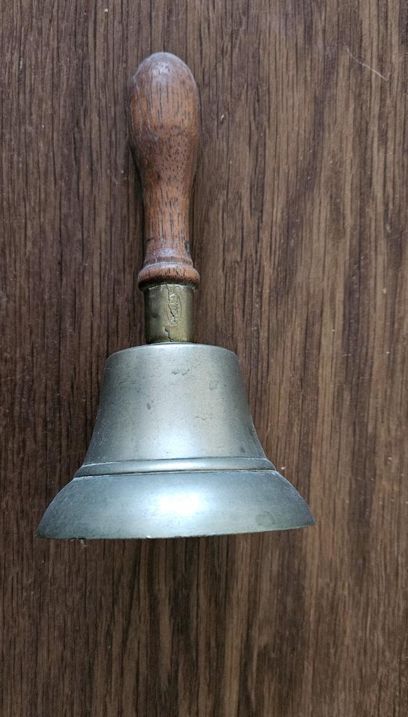 Antieke tafelbel of schoolbel met heldere klank Ivora, Antiek en Kunst, Curiosa en Brocante, Ophalen of Verzenden