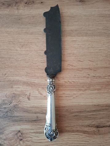Antiek mes met zilveren handvat beschikbaar voor biedingen