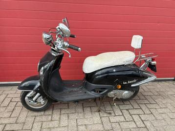 Retro scooter opknapper beschikbaar voor biedingen