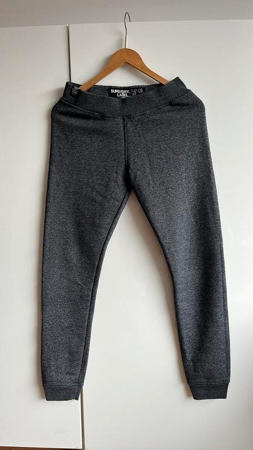 Superdry donker grijze jogging broek 34 xs als nieuw smal, Kleding | Dames, Broeken en Pantalons, Zo goed als nieuw, Maat 34 (XS) of kleiner