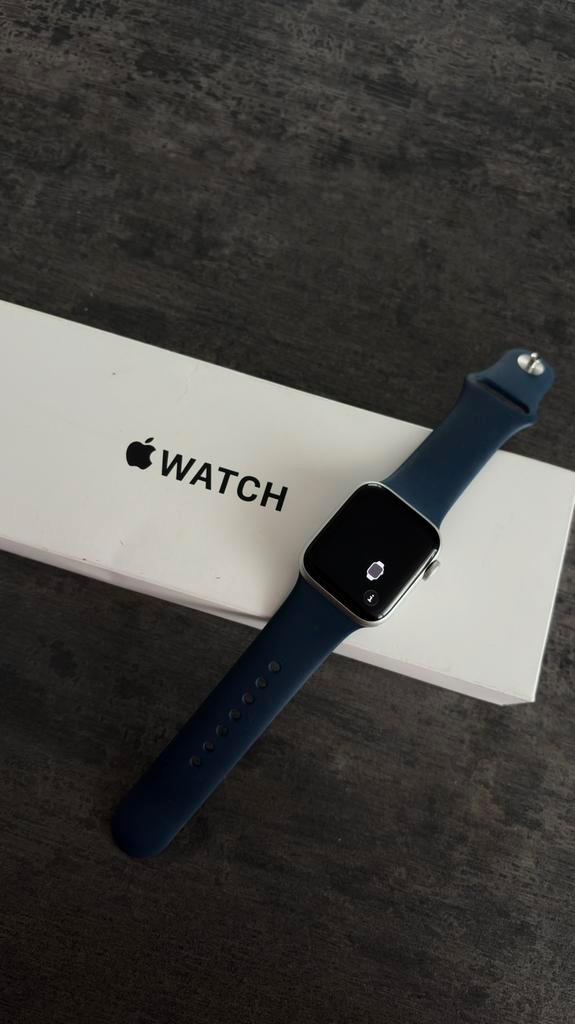 Apple Watch SE (Gen 2) 40mm Silver, Sieraden, Tassen en Uiterlijk, Smartwatches, Zo goed als nieuw, iOS, Zilver, Ophalen