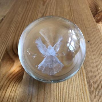 Kerst Bal met Engel beschikbaar voor biedingen