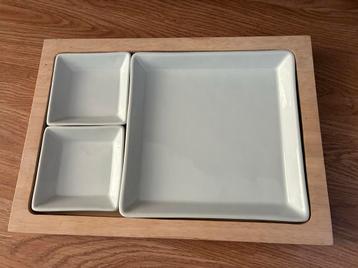 2 houten dienbladen, ieder met 1 bord en 2 schaaltjes beschikbaar voor biedingen