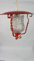 Vintage hanglamp, oranje metalen houder met kristal kap. S31