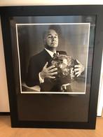 Poster ingelijst karim aga khan paris 1997 65x87,5, Antiek en Kunst, Kunst | Tekeningen en Foto's, Ophalen