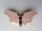Broche in de vorm van vlinder. Zachtroze. Emaille., Ophalen of Verzenden, Zo goed als nieuw, Roze, Overige materialen