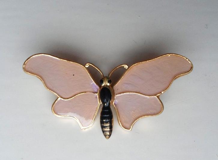 Broche in de vorm van vlinder. Zachtroze. Emaille., Sieraden, Tassen en Uiterlijk, Broches, Zo goed als nieuw, Overige materialen