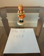 Goebel Hummel - 239 / 8 / 1967 (Meisje met pop), Verzamelen, Ophalen of Verzenden, Zo goed als nieuw, Hummel