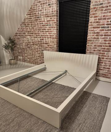 Ikea MALM Bed frame, hoog, wit, 180x200 cm - afbeelding 1