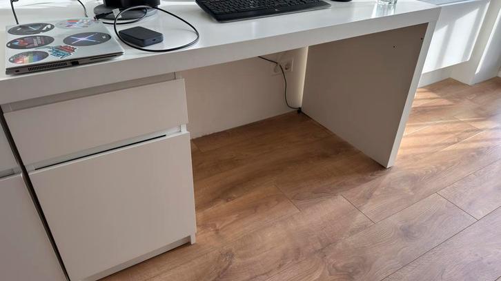 IKEA MALM bureau 140x65 cm – wit, Huis en Inrichting, Bureaus, Gebruikt, Bureau, Ophalen