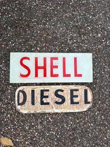 Oude Shell bordjes van glas en plastic beschikbaar voor biedingen