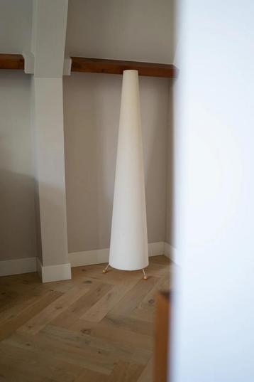 Vintage off white lamp beschikbaar voor biedingen