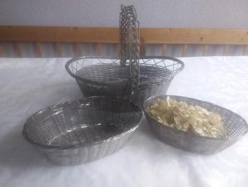 Metalen draadmandjes beschikbaar voor biedingen