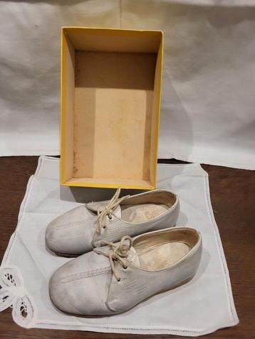 Vintage Schoentjes met Doos. Afm.doos .lxbxh   19,5x12,5 x8  beschikbaar voor biedingen