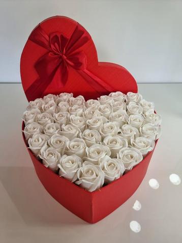 Heart flowerbox met zeeprozen   beschikbaar voor biedingen