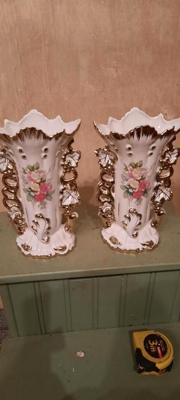 Vintage Witte bruidsvazen Vazen met Gouden Details beschikbaar voor biedingen