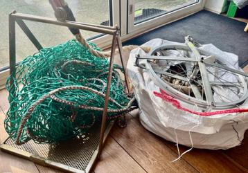 Touw en blok + net + plat platform voor dozen te huur  beschikbaar voor biedingen