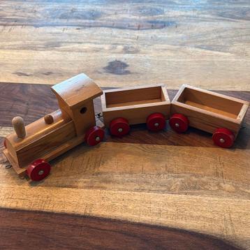 Vintage trein van hout met 3 wagons beschikbaar voor biedingen