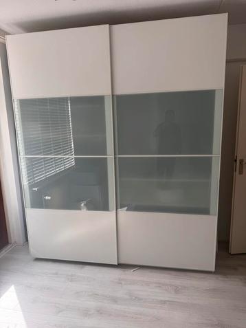 Mooie kledinkast te koop beschikbaar voor biedingen