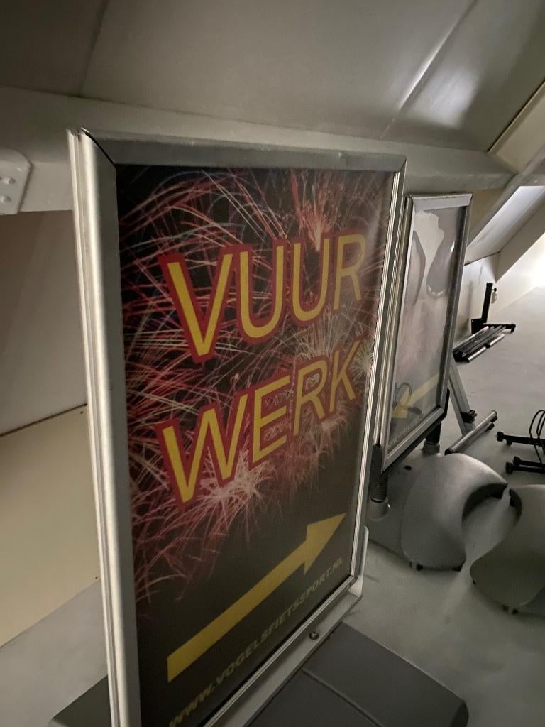 2 stevige stoepborden met wieltjes, Verzamelen, Merken en Reclamevoorwerpen, Ophalen, Gebruikt, Reclamebord