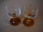 2 verschillende rijnglazen op bruine voet met opdruk, Verzamelen, Glas en Borrelglaasjes, Ophalen of Verzenden