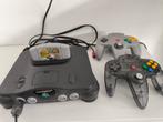Nintendo 64 met mariokart 64, Spelcomputers en Games, Spelcomputers | Nintendo 64, Ophalen of Verzenden, Zo goed als nieuw, Met 2 controllers