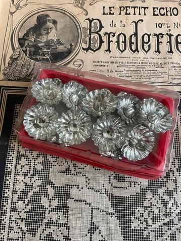 Doosje met metalen kerstboom knijpers beschikbaar voor biedingen