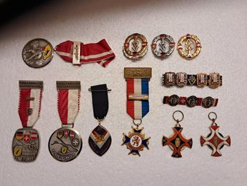 Zoldervondst mooie oude vintage medailles en divers. beschikbaar voor biedingen