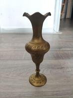 Messing vaasje op voet met geëtst bloemen motief, Antiek en Kunst, Antiek | Vazen, Ophalen of Verzenden