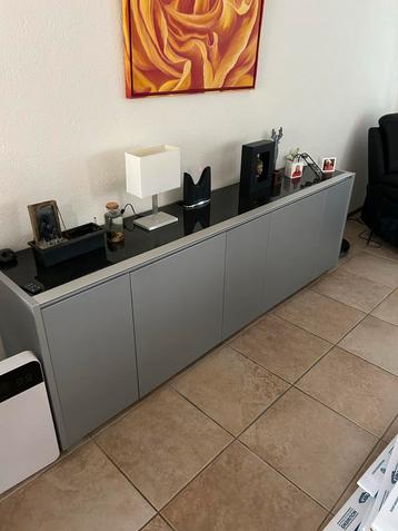 Grijs design dressoir met zwarte glasplaat - Tiel beschikbaar voor biedingen