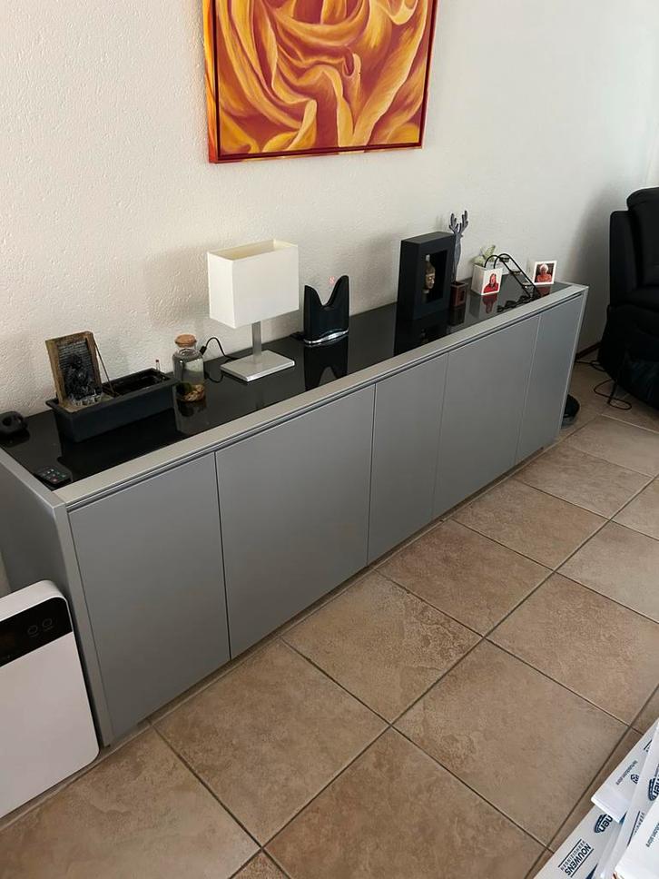 Grijs design dressoir met zwarte glasplaat - Tiel, Huis en Inrichting, Kasten | Dressoirs, Gebruikt, 200 cm of meer, 25 tot 50 cm
