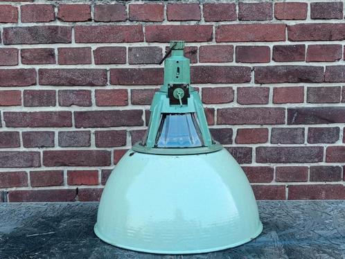 Vintage groene emaille industriële hanglampen jaren 70 CCCP, Huis en Inrichting, Lampen | Hanglampen, Gebruikt, Minder dan 50 cm