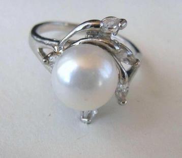 Rhodium ring met Japanse kweekparel en 4 zirkonia’s (1291-18 beschikbaar voor biedingen