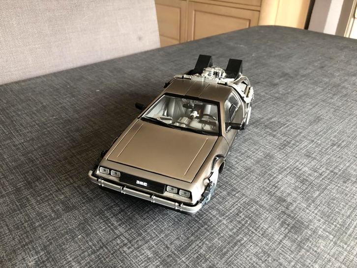 Sunstar 1/18 gmc DeLorean back to the future geen doos, Hobby en Vrije tijd, Modelauto's | 1:18, Zo goed als nieuw, Auto, Sun Star