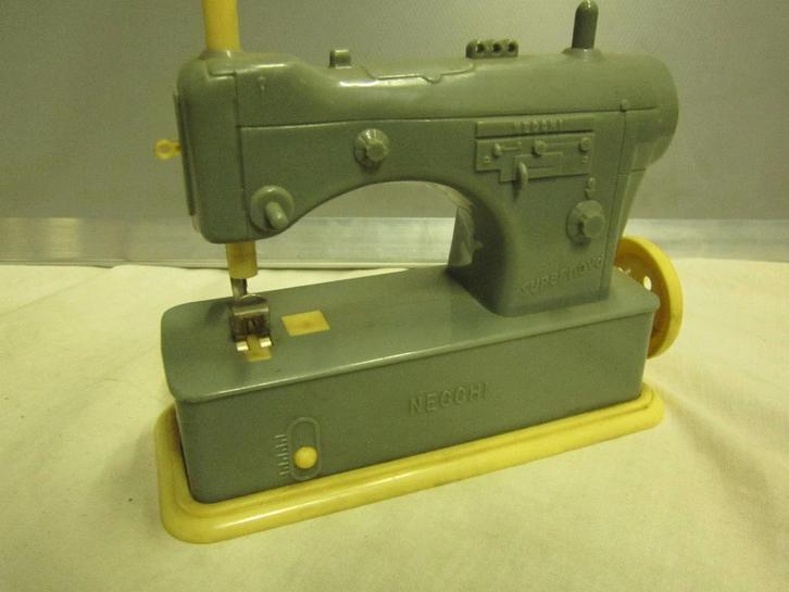 naai machine necchi uit de u.s.a kinder speel goed, Antiek en Kunst, Antiek | Naaimachines, Ophalen of Verzenden
