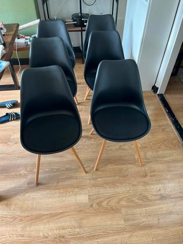 Zes zwarte kuipstoelen  beschikbaar voor biedingen