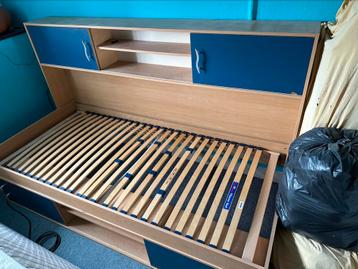 Kinderslaapkamer met bureau